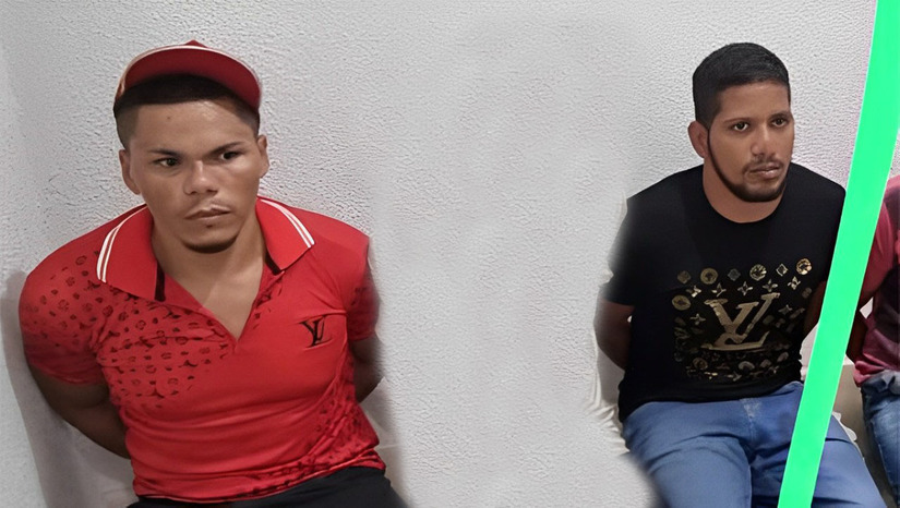 Imagem 1 - Os mandados foram cumpridos contra Deibson Cabral Nascimento, vulgo Tatu, de 33 anos, e Rogério da Silva Mendonça, vulgo Martelo, de 35 anos, na Penitenciária Federal de Mossoró, nesta sexta-feira (03), pelos policiais civis da Delegacia Especializada em Furtos e Roubos de Mossoró - DEFUR. Tatu e Martelo haviam fugido do Sistema Penitenciário Federal no dia 14 de fevereiro de 2024 e só foram recapturados 51 dias depois, já no município de Marabá, no Pará. Imagem 1 - Os mandados foram cumpridos contra Deibson Cabral Nascimento, vulgo Tatu, de 33 anos, e Rogério da Silva Mendonça, vulgo Martelo, de 35 anos, na Penitenciária Federal de Mossoró, nesta sexta-feira (03), pelos policiais civis da Delegacia Especializada em Furtos e Roubos de Mossoró - DEFUR. Tatu e Martelo haviam fugido do Sistema Penitenciário Federal no dia 14 de fevereiro de 2024 e só foram recapturados 51 dias depois, já no município de Marabá, no Pará.