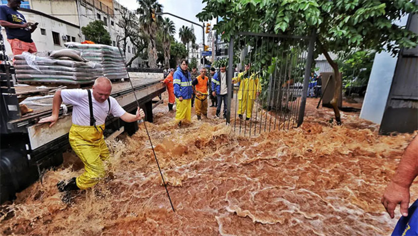 Imagem 1 - Equipes de salvamento de vários estados e do Governo Federal informam que já retiraram mais de 10 mil pessoas das áreas de risco. Neste domingo, 5, o presidente Lula volta a se reunir com o governador Eduardo Leite e dezenas de prefeitos, em Portalegre, capital do Rio Grande Sul, para reforçar o trabalho de salvamento e já ir projetando a reconstrução de centenas de municípios afetados pelo maior desastre climático da história. Imagem 1 - Equipes de salvamento de vários estados e do Governo Federal informam que já retiraram mais de 10 mil pessoas das áreas de risco. Neste domingo, 5, o presidente Lula volta a se reunir com o governador Eduardo Leite e dezenas de prefeitos, em Portalegre, capital do Rio Grande Sul, para reforçar o trabalho de salvamento e já ir projetando a reconstrução de centenas de municípios afetados pelo maior desastre climático da história.