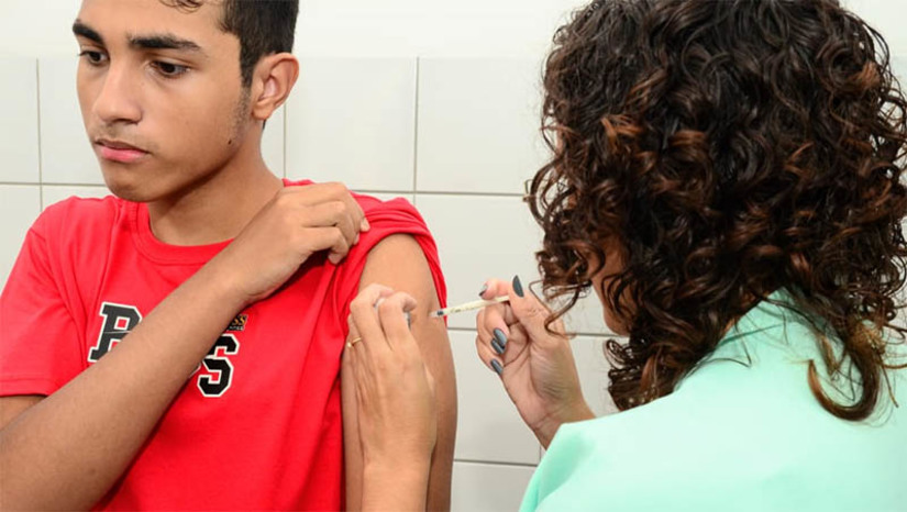Imagem 1 - Dia D: saúde de Mossoró aplicou mais de 1.800 doses de vacinas no sábado (4). De acordo com dados consolidados pela Coordenação de Imunizações do município, 1.843 doses foram aplicadas, considerando os três pontos de vacinação em funcionamento. Do total, 1.441 doses aplicadas de vacinas da influenza; 220 doses de febre amarela; 63 doses contra HPV. A vacinação continua em Mossoró nas Unidades Básicas de Saúde, de segunda a sexta-feira, das 7h às 11h e das 13h às 17h. Imagem 1 - Dia D: saúde de Mossoró aplicou mais de 1.800 doses de vacinas no sábado (4). De acordo com dados consolidados pela Coordenação de Imunizações do município, 1.843 doses foram aplicadas, considerando os três pontos de vacinação em funcionamento. Do total, 1.441 doses aplicadas de vacinas da influenza; 220 doses de febre amarela; 63 doses contra HPV. A vacinação continua em Mossoró nas Unidades Básicas de Saúde, de segunda a sexta-feira, das 7h às 11h e das 13h às 17h.