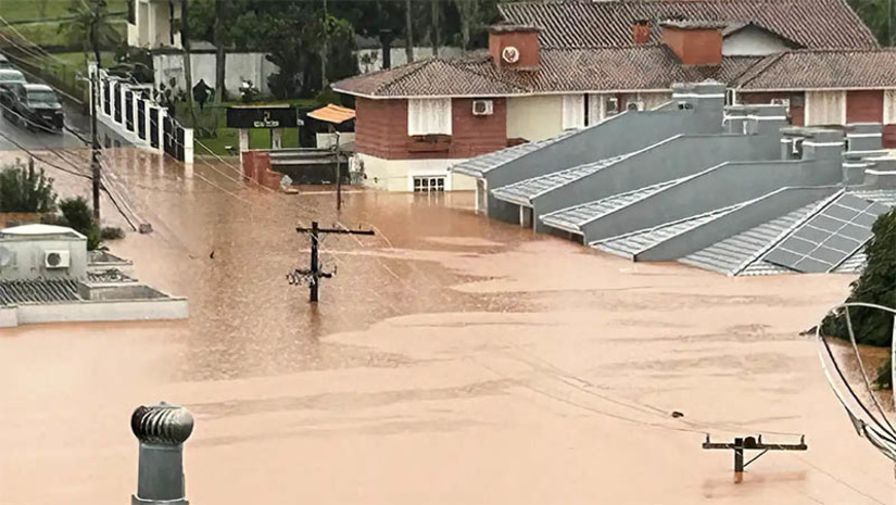 Imagem 1 - Sobe para 83 o número de mortos pelas enchentes no Rio Grande do Sul. O dado consta no boletim da Defesa Civil estadual atualizado às 9h desta segunda-feira (6). No momento, o número de desaparecidos chega a 111 pessoas. Ao todo, são 345 municípios gaúchos atingidos pelos temporais, com mais de 850,4 mil pessoas afetadas. Imagem 1 - Sobe para 83 o número de mortos pelas enchentes no Rio Grande do Sul. O dado consta no boletim da Defesa Civil estadual atualizado às 9h desta segunda-feira (6). No momento, o número de desaparecidos chega a 111 pessoas. Ao todo, são 345 municípios gaúchos atingidos pelos temporais, com mais de 850,4 mil pessoas afetadas.