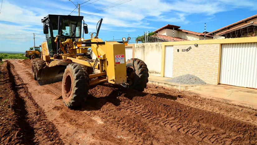 Imagem 1 - Serviço de pavimentação com piso intertravado começa a ser realizado na Nova Mossoró. O trabalho foi iniciado pela rua Centro Esportivo Mossoroense. A via receberá o piso intertravado com extensão 440 metros. Este tipo de pavimentação, além de sanar o problema com a poeira e lama que atormentam os moradores, já que a via estava com difícil acesso, trará inúmeros benefícios, desde a acessibilidade até a valorização dos imóveis. Imagem 1 - Serviço de pavimentação com piso intertravado começa a ser realizado na Nova Mossoró. O trabalho foi iniciado pela rua Centro Esportivo Mossoroense. A via receberá o piso intertravado com extensão 440 metros. Este tipo de pavimentação, além de sanar o problema com a poeira e lama que atormentam os moradores, já que a via estava com difícil acesso, trará inúmeros benefícios, desde a acessibilidade até a valorização dos imóveis.
