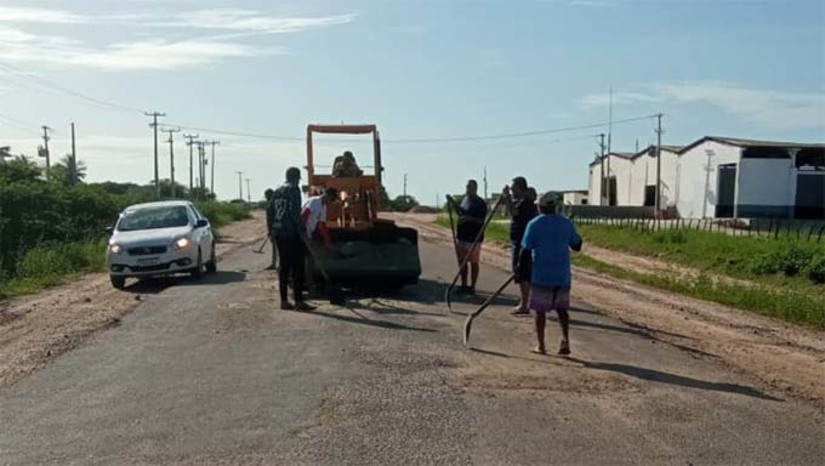 Imagem 1 - Esta não é a primeira vez que os moradores de Grossos se mobilizam para melhorar as condições de tráfego da RN-012. Em dezembro de 2023, os moradores já haviam realizado o mesmo mutirão a fim de amenizar os buracos e melhorar o tráfego na via. Os voluntários usaram carago, um material derivado do sal, para tapar os buracos que se formaram na estrada. A prefeita da cidade de Grossos, Cinthia Sonale, esteve em Natal durante a assinatura da ordem de serviço do Lote 1 do Programa de Restauração de Rodovias Estaduais, e cobrou mais uma vez a restauração da RN 012. O secretário de infraestrutura do estado, Gustavo Coelho, disse que a pasta dará continuidade ao serviço de tapa buracos enquanto o estado espera a realização de um grande investimento que é necessário para recuperar a rodovia. Imagem 1 - Esta não é a primeira vez que os moradores de Grossos se mobilizam para melhorar as condições de tráfego da RN-012. Em dezembro de 2023, os moradores já haviam realizado o mesmo mutirão a fim de amenizar os buracos e melhorar o tráfego na via. Os voluntários usaram carago, um material derivado do sal, para tapar os buracos que se formaram na estrada. A prefeita da cidade de Grossos, Cinthia Sonale, esteve em Natal durante a assinatura da ordem de serviço do Lote 1 do Programa de Restauração de Rodovias Estaduais, e cobrou mais uma vez a restauração da RN 012. O secretário de infraestrutura do estado, Gustavo Coelho, disse que a pasta dará continuidade ao serviço de tapa buracos enquanto o estado espera a realização de um grande investimento que é necessário para recuperar a rodovia.
