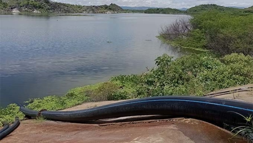 Imagem 1 - Devido a parada na Estação de Bombeamento 1 da adutora Médio Oeste, as cidades de Campo Grande, Paraú, Triunfo Potiguar, Messias Targino, Janduís, Patú e comunidades da Serra de João do Vale terão abastecimento suspenso das 7h às 18h desta terça-feira (07). Segundo a Caern, o serviço é necessário para garantir a qualidade da água distribuída aos consumidores. Após o sistema ser religado, a normalização do envio de água ocorre em até 72 horas para todas as cidades e comunidades rurais. Imagem 1 - Devido a parada na Estação de Bombeamento 1 da adutora Médio Oeste, as cidades de Campo Grande, Paraú, Triunfo Potiguar, Messias Targino, Janduís, Patú e comunidades da Serra de João do Vale terão abastecimento suspenso das 7h às 18h desta terça-feira (07). Segundo a Caern, o serviço é necessário para garantir a qualidade da água distribuída aos consumidores. Após o sistema ser religado, a normalização do envio de água ocorre em até 72 horas para todas as cidades e comunidades rurais.