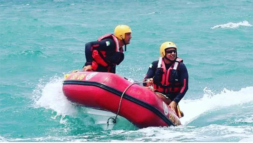 Imagem 1 - Marinha capacita bombeiros do RN para condução de embarcações. Segundo a Tenente-Coronel Martini, comandante do 3º Grupamento do Corpo de Bombeiros, com sede em Mossoró, o curso, que foi iniciado nesta segunda-feira (6), é importante para que os bombeiros estejam capacitados e habilitados para conduzir as embarcações disponíveis do Rio Grande do Norte. Desta forma, eles poderão atuar com mais segurança no resgate aquático em casos de enchentes e inundações, como aconteceram recentemente em Ipanguaçu, bem como atuar de forma preventiva em pontos turísticos do estado. Imagem 1 - Marinha capacita bombeiros do RN para condução de embarcações. Segundo a Tenente-Coronel Martini, comandante do 3º Grupamento do Corpo de Bombeiros, com sede em Mossoró, o curso, que foi iniciado nesta segunda-feira (6), é importante para que os bombeiros estejam capacitados e habilitados para conduzir as embarcações disponíveis do Rio Grande do Norte. Desta forma, eles poderão atuar com mais segurança no resgate aquático em casos de enchentes e inundações, como aconteceram recentemente em Ipanguaçu, bem como atuar de forma preventiva em pontos turísticos do estado.