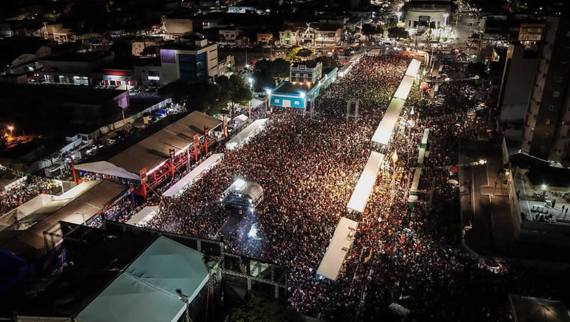 Imagem 1 -  Patrocínio do Mossoró Cidade Junina 2024 já chega a R$ 3 milhões. O evento contará com participação de grandes marcas de refrigerante, cervejaria e perfumaria, que serão divulgadas em breve. As marcas vão comercializar com exclusividade no perímetro do “Mossoró Cidade Junina”. Somente para a concessão do camarote da Estação das Artes, uma empresa pagou R$ 530 mil. A título de comparação, em 2019, o valor pago pela concessão do camarote foi de R$ 34.150,00 — demonstrando o grande ganho para o Município com a medida adotada este ano.
