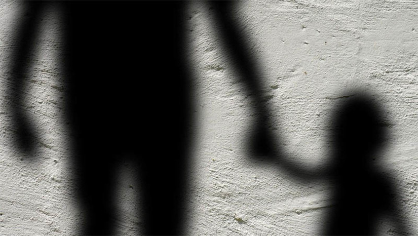 Imagem 1 -  Homem está sendo investigado por suspeita de estuprar a sobrinha de 6 anos, em Areia Branca. O crime teria acontecido no domingo (5). Em um vídeo que está circulando pelas redes sociais, a mãe da menina questiona o suspeito, que afirmou ter tentado acariciar a criança ao colocá-la para dormir e que a lambeu, mas nega ter havido penetração. O delegado do município, Raphael Laboissière, confirmou à reportagem do MOSSORÓ HOJE que sua equipe já está em diligências desde esta segunda-feira (6), mas que o suspeito ainda não foi ouvido. A vítima teria relatado à mãe o que o tio fez com ela.
