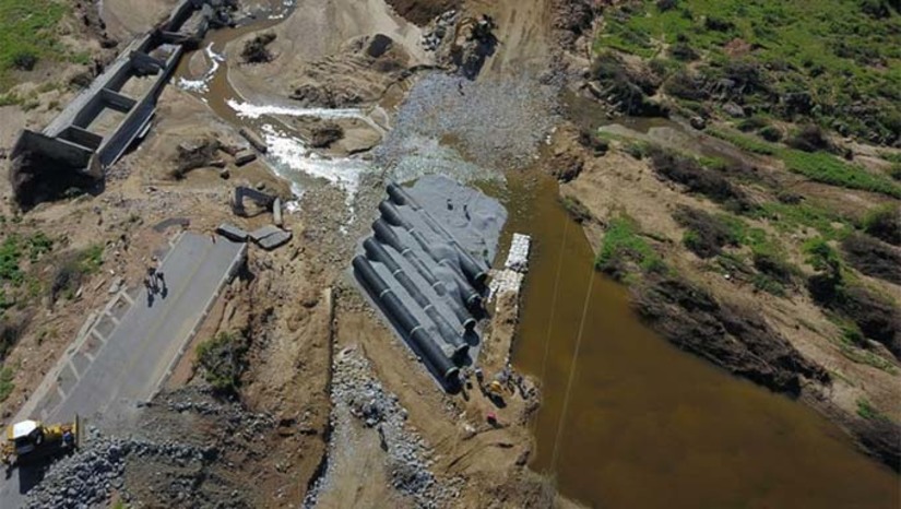 Imagem 1 - O trecho está interditado desde o início de abril, quando uma enxurrada derrubou a ponte sobre o Rio Ponta da Serra, na altura do km 203. O aterro do desvio está em obras, com previsão de liberação na primeira quinzena de maio para todo tipo de veículos. A situação das estradas no Rio Grande do Norte, incluindo o desvio na BR-304 foi tema de uma reunião da governadora Fátima Bezerra, na manhã desta segunda-feira (06), no Ministério dos Transportes, em Brasília. Diretor-geral do Departamento Nacional de Infraestrutura de Transportes (DNIT), Fabrício Galvão, explicou que as chuvas atrasaram a obra, mas os serviços não foram suspensos. E manteve a previsão de liberação do tráfego no local até o final da semana. Imagem 1 - O trecho está interditado desde o início de abril, quando uma enxurrada derrubou a ponte sobre o Rio Ponta da Serra, na altura do km 203. O aterro do desvio está em obras, com previsão de liberação na primeira quinzena de maio para todo tipo de veículos. A situação das estradas no Rio Grande do Norte, incluindo o desvio na BR-304 foi tema de uma reunião da governadora Fátima Bezerra, na manhã desta segunda-feira (06), no Ministério dos Transportes, em Brasília. Diretor-geral do Departamento Nacional de Infraestrutura de Transportes (DNIT), Fabrício Galvão, explicou que as chuvas atrasaram a obra, mas os serviços não foram suspensos. E manteve a previsão de liberação do tráfego no local até o final da semana.