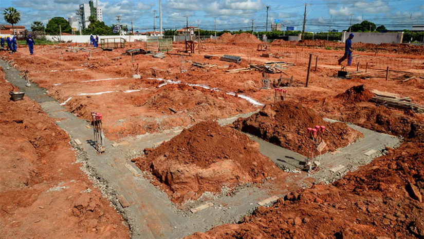 Imagem 1 - A construção da Policlínica de Mossoró foi iniciada no último dia 20 de março. O investimento na construção do equipamento são recursos do programa “Mossoró Realiza”, com orçamento de R$ 5.304.646,52 (cinco milhões, trezentos e quatro mil, seiscentos e quarenta e seis reais e cinquenta e dois centavos . A Policlínica comportará 12 especialidades médicas, como Angiologia, Cardiologia, Dermatologia, Endocrinologia, Gastrenterologia, Proctologia, Ortopedia, Otorrinolaringologia, Radiologia, Urologia e pequenas cirurgias. Imagem 1 - A construção da Policlínica de Mossoró foi iniciada no último dia 20 de março. O investimento na construção do equipamento são recursos do programa “Mossoró Realiza”, com orçamento de R$ 5.304.646,52 (cinco milhões, trezentos e quatro mil, seiscentos e quarenta e seis reais e cinquenta e dois centavos . A Policlínica comportará 12 especialidades médicas, como Angiologia, Cardiologia, Dermatologia, Endocrinologia, Gastrenterologia, Proctologia, Ortopedia, Otorrinolaringologia, Radiologia, Urologia e pequenas cirurgias.