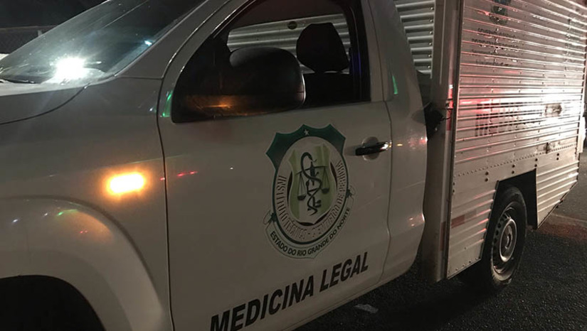 Imagem 1 - Preso de justiça é assassinado a tiros na rua Pedro Velho, bairro Santo Antônio. O crime aconteceu no final da tarde desta terça-feira (7). A vítima, que ainda não foi identificada, estava em uma motocicleta, na companhia de outro homem, quando foi alvejada a tiros. A polícia militar informou que ainda não há informações sobre o autor dos disparos, que fugiu logo após o crime. A outra vítima correu durante os disparos e ainda não foi localizada. Os policiais não souberam informar se ela chegou a ser alvejada. A viatura do Santo Antônio e a Rocam isolam o local até a chegada da Polícia Civil e do Itep. Itep. Imagem 1 - Preso de justiça é assassinado a tiros na rua Pedro Velho, bairro Santo Antônio. O crime aconteceu no final da tarde desta terça-feira (7). A vítima, que ainda não foi identificada, estava em uma motocicleta, na companhia de outro homem, quando foi alvejada a tiros. A polícia militar informou que ainda não há informações sobre o autor dos disparos, que fugiu logo após o crime. A outra vítima correu durante os disparos e ainda não foi localizada. Os policiais não souberam informar se ela chegou a ser alvejada. A viatura do Santo Antônio e a Rocam isolam o local até a chegada da Polícia Civil e do Itep. Itep.