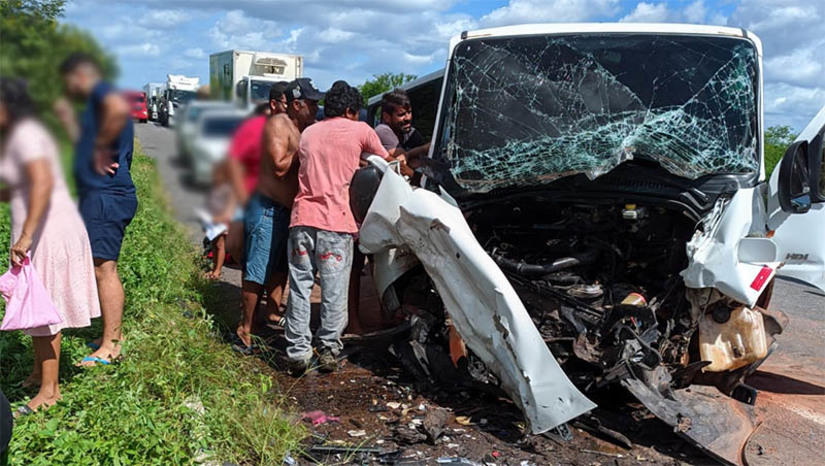 Imagem 1 - O caso aconteceu por volta das 13h desta quinta-feira (9), na BR-304, na região do Pau Branco, zona rural de Mossoró. As informações iniciais dão conta que uma mulher, de 43 anos, transitava fazendo movimentos de “zig zag” pela rodovia, quando colidiu com uma van escolar, onde estavam o motorista e 14 crianças. Os estudantes, moradores da Maisa, estavam indo para a escola, na Cacimba Funda, na divisa entre o RN e o Ceará. Os feridos foram soco Imagem 1 - O caso aconteceu por volta das 13h desta quinta-feira (9), na BR-304, na região do Pau Branco, zona rural de Mossoró. As informações iniciais dão conta que uma mulher, de 43 anos, transitava fazendo movimentos de “zig zag” pela rodovia, quando colidiu com uma van escolar, onde estavam o motorista e 14 crianças. Os estudantes, moradores da Maisa, estavam indo para a escola, na Cacimba Funda, na divisa entre o RN e o Ceará. Os feridos foram soco