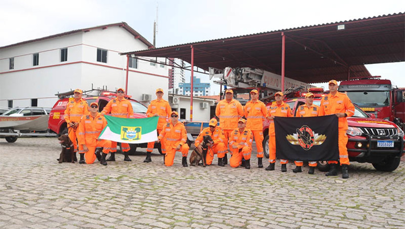 Imagem 1 -  RN envia 11 bombeiros, cães e equipamentos para auxiliar o povo gaúcho. Os militares seguiram para o Rio Grande do Sul na manhã desta sexta-feira (10). Com eles, foram enviados equipamentos de resgate e salvamento, quatro embarcações, duas pick-ups, kit’s de atendimento pré-hospitalar, e dois cães especialistas em busca e resgate, para a força tarefa humanitária no estado.