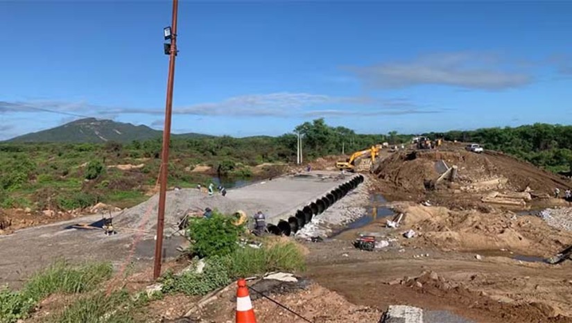 Imagem 1 - Inicialmente, a previsão era de que o desvio estivesse pronto nesta sexta-feira (10) conforme anunciado pela governadora Fátima Bezerra (PT) após reunião na sede do DNIT em Brasília. No entanto, o superintendente do DNIT no Estado, Getúlio Batista, informou que as chuvas prejudicaram o andamento das obras, adiando a entrega para a próxima quarta-feira, dia 15 de maio. A BR-304 foi interditada no dia 31 de março devido às fortes chuvas que causaram o colapso de uma ponte na região. O DNIT iniciou a construção do desvio no dia 3 de abril, mas desde então, quatro prazos diferentes foram dados para a conclusão da obra. Imagem 1 - Inicialmente, a previsão era de que o desvio estivesse pronto nesta sexta-feira (10) conforme anunciado pela governadora Fátima Bezerra (PT) após reunião na sede do DNIT em Brasília. No entanto, o superintendente do DNIT no Estado, Getúlio Batista, informou que as chuvas prejudicaram o andamento das obras, adiando a entrega para a próxima quarta-feira, dia 15 de maio. A BR-304 foi interditada no dia 31 de março devido às fortes chuvas que causaram o colapso de uma ponte na região. O DNIT iniciou a construção do desvio no dia 3 de abril, mas desde então, quatro prazos diferentes foram dados para a conclusão da obra.