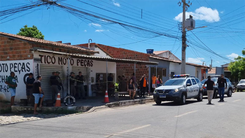 Imagem 1 - Mecânico é assassinado a tiros dentro de oficina no Planalto 13 de Maio. Maycon Anderson de Souza Pereira, 23 anos, estava trabalhando, quando um suspeito chegou ao local sozinho e efetuou disparos de espingarda calibre 12 contra ele. O jovem não tinha passagem pelo sistema prisional e a família não soube informar se ela tinha inimizades. A polícia civil vai investigar o caso. Imagem 1 - Mecânico é assassinado a tiros dentro de oficina no Planalto 13 de Maio. Maycon Anderson de Souza Pereira, 23 anos, estava trabalhando, quando um suspeito chegou ao local sozinho e efetuou disparos de espingarda calibre 12 contra ele. O jovem não tinha passagem pelo sistema prisional e a família não soube informar se ela tinha inimizades. A polícia civil vai investigar o caso.