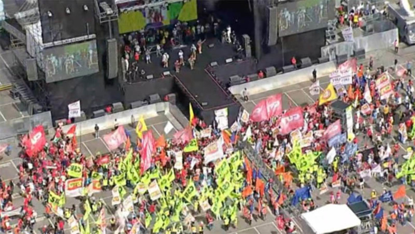   [COLUNA ESPLANADA] O fiasco histórico do 1º de Maio na festa dos sindicatos em São Paulo, com a presença de um constrangido presidente Lula da Silva no palco, é amostra do diminuto poder popular deste que é, por ora, o maior líder político que o Brasil já teve desde Getúlio Vargas e Juscelino Kubitschek. Lula quer fazer História – caso se reeleja, em 2026, será o mais longevo democraticamente no cargo. Tem bela trajetória, manchada pela Operação Lava Jato que, bem ou mal, expôs as entranhas das relações sujas de empreiteiras com o Poder público. Fora isso, Lula é uma figura singular e se elegeu em 2022 pela força da sua imagem. Não foi ajuda do partido. Está acima do PT, que corre o risco de desaparecer depois de Lula. Mas não percebeu ainda que não tem mais o poder de outrora. Voltou ferido, sujo de batalha, vingativo, rancoroso, e o povo não quer vê-lo assim. Isso ficou exposto em reunião com o núcleo duro do Governo há dias. Ninguém teve coragem de avisar que a culpa não é dos ministros, nem do povo.