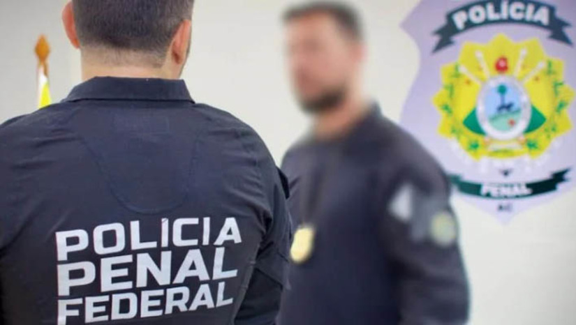 Imagem 1 - Força Penal Federal ficará mais 60 dias no RN para realizar treinamentos em penitenciária estadual. A prorrogação da permanência da força no estado foi autorizada na sexta-feira (10), pelo Ministro da Justiça e Segurança Pública, Ricardo Lewandowski. A portaria foi publicada na edição desta segunda-feira (13), do Diário Oficial da União. De acordo com o documento, os policiais ficarão no RN até o dia 8 de julho de 2024, com o objetivo de realizar treinamento, alinhamento de procedimentos de segurança e fluxos administrativos específicos na penitenciária estadual Rogério Coutinho Madruga - PV5, do complexo de Alcaçuz. Imagem 1 - Força Penal Federal ficará mais 60 dias no RN para realizar treinamentos em penitenciária estadual. A prorrogação da permanência da força no estado foi autorizada na sexta-feira (10), pelo Ministro da Justiça e Segurança Pública, Ricardo Lewandowski. A portaria foi publicada na edição desta segunda-feira (13), do Diário Oficial da União. De acordo com o documento, os policiais ficarão no RN até o dia 8 de julho de 2024, com o objetivo de realizar treinamento, alinhamento de procedimentos de segurança e fluxos administrativos específicos na penitenciária estadual Rogério Coutinho Madruga - PV5, do complexo de Alcaçuz.