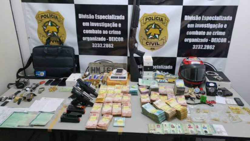 Imagem 1 - 6.015 armas de fogo foram apreendidas em território potiguar em menos de 5 anos. A Secretaria da Segurança Pública e da Defesa Social (SESED) selecionou 2020 como ponto de partida para apresentar a estatística porque foi a partir deste ano que o banco de dados passou a adotar o Procedimento Policial Eletrônico, o PPE, como padrão para a consolidação dos registros de armas apreendidas no Estado. Segundo a Coordenadoria de Informações Estatísticas e Análises Criminais da SESED, a apreensão de armas de fogo no RN vem em uma crescente. O ano com maior número de apreensões foi o de 2023, com 1.647 armas de fogo apreendidas, sendo a mais comum o revólver. Imagem 1 - 6.015 armas de fogo foram apreendidas em território potiguar em menos de 5 anos. A Secretaria da Segurança Pública e da Defesa Social (SESED) selecionou 2020 como ponto de partida para apresentar a estatística porque foi a partir deste ano que o banco de dados passou a adotar o Procedimento Policial Eletrônico, o PPE, como padrão para a consolidação dos registros de armas apreendidas no Estado. Segundo a Coordenadoria de Informações Estatísticas e Análises Criminais da SESED, a apreensão de armas de fogo no RN vem em uma crescente. O ano com maior número de apreensões foi o de 2023, com 1.647 armas de fogo apreendidas, sendo a mais comum o revólver.
