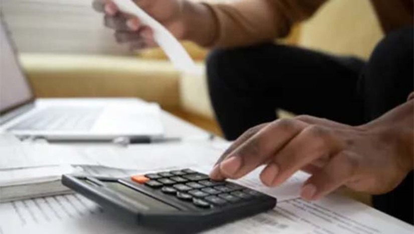 Imagem 1 -  Serão renegociadas dívidas não pagas até 23 de janeiro de 2024. Essa renegociação é importante para o pequeno empreendedor e o empreendedor individual possam obter recursos para manter as suas atividades. Para aderir ao programa, o microempreendedor ou pequeno empresário deve contatar a instituição financeira onde tem a dívida. A orientação é buscar os canais de atendimento oficiais disponíveis (agências, internet ou aplicativo) e, assim, ter acesso às condições especiais de renegociação dessas dívidas.