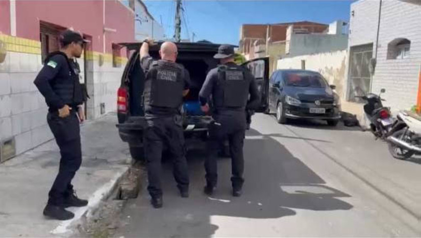Imagem 1 - Polícia captura traficante foragido da justiça e apreende drogas em Areia Branca. A prisão aconteceu na manhã desta segunda-feira (13), na localidade conhecida como "Rua do Metrô", em Areia Branca. Lucas Matheus Gregorio de Andrade, o “Lucas Zagueiro”, ainda tentou fugir, pulando muros das residências, mas acabou sendo capturado. Na ocasião, os policiais também apreenderam vários tipos de entorpecentes, tesoura, uma faca peixeira, lâminas de barbear, uma balança de precisão e materiais utilizados para embalar os entorpecentes. Imagem 1 - Polícia captura traficante foragido da justiça e apreende drogas em Areia Branca. A prisão aconteceu na manhã desta segunda-feira (13), na localidade conhecida como "Rua do Metrô", em Areia Branca. Lucas Matheus Gregorio de Andrade, o “Lucas Zagueiro”, ainda tentou fugir, pulando muros das residências, mas acabou sendo capturado. Na ocasião, os policiais também apreenderam vários tipos de entorpecentes, tesoura, uma faca peixeira, lâminas de barbear, uma balança de precisão e materiais utilizados para embalar os entorpecentes.