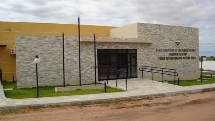 Imagem 1 - TJP julga George de Madalena por homicídio contra ex-presidiário, em Apodi. O comerciante George de Oliveira Nascimento, está sentado no banco dos réus da comarca de Apodi nesta terça-feira (14). Ele é acusado de ser o autor do homicídio que vitimou o ex-presidiário Gildomar Barbosa Nogueira, no dia 10 de dezembro de 2020, próximo a um posto de combustíveis, às margens da BR 405. Na época, quando ainda estava sendo procurado pela justiça, o réu concedeu uma entrevista a reportagem do MOSSORÓ HOJE, por meio da qual alegou que havia matado para não morrer, visto que a vítima o estava ameaçando de morte. O julgamento deve ser encerrado ainda nesta terça. Imagem 1 - TJP julga George de Madalena por homicídio contra ex-presidiário, em Apodi. O comerciante George de Oliveira Nascimento, está sentado no banco dos réus da comarca de Apodi nesta terça-feira (14). Ele é acusado de ser o autor do homicídio que vitimou o ex-presidiário Gildomar Barbosa Nogueira, no dia 10 de dezembro de 2020, próximo a um posto de combustíveis, às margens da BR 405. Na época, quando ainda estava sendo procurado pela justiça, o réu concedeu uma entrevista a reportagem do MOSSORÓ HOJE, por meio da qual alegou que havia matado para não morrer, visto que a vítima o estava ameaçando de morte. O julgamento deve ser encerrado ainda nesta terça.