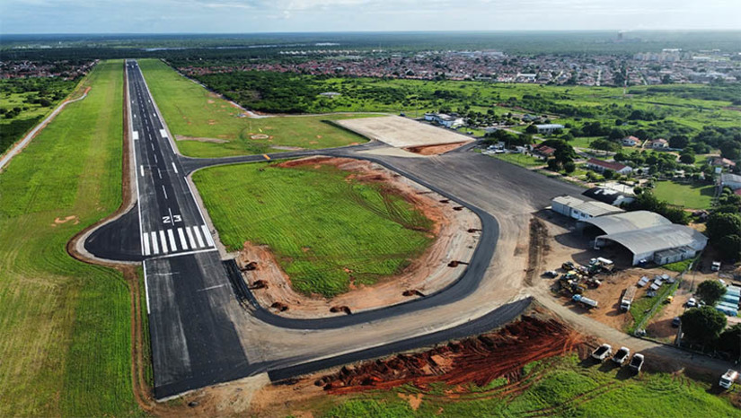 Imagem 1 - Infraero suspende voos nesta terça (14) no Aeroporto de Mossoró devido a obras na pista de pouso. Os passageiros que haviam adquirido passagens aéreas com partida ou chegada pelo Aeroporto Dix-Sept Rosado, em Mossoró, nesta terça-feira (14), foram pegos de surpresa com a suspensão dos voos. Em contato com a Infraero, a empresa informou que a suspensão aconteceu em virtude de “reparo necessário devido às obras de reforço e recapeamento da pista de pouso e decolagem” e que a empresa responsável pelo serviço está trabalhando para concluir o trabalho e liberar a pista com segurança. Imagem 1 - Infraero suspende voos nesta terça (14) no Aeroporto de Mossoró devido a obras na pista de pouso. Os passageiros que haviam adquirido passagens aéreas com partida ou chegada pelo Aeroporto Dix-Sept Rosado, em Mossoró, nesta terça-feira (14), foram pegos de surpresa com a suspensão dos voos. Em contato com a Infraero, a empresa informou que a suspensão aconteceu em virtude de “reparo necessário devido às obras de reforço e recapeamento da pista de pouso e decolagem” e que a empresa responsável pelo serviço está trabalhando para concluir o trabalho e liberar a pista com segurança.