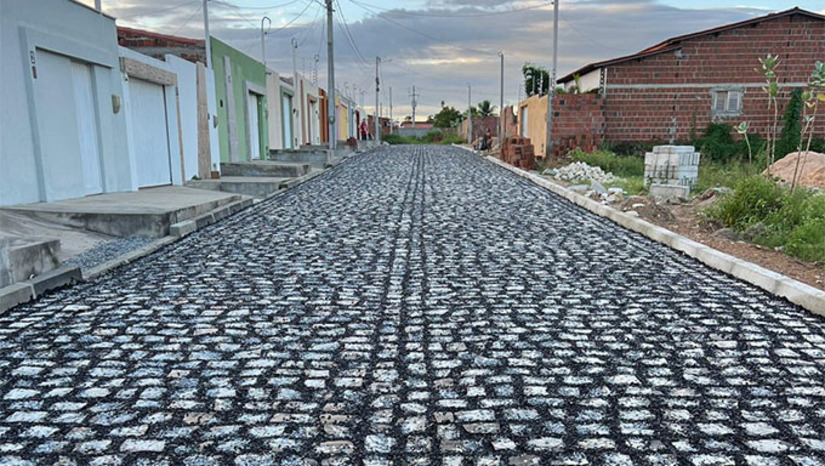 Imagem 1 - Desta vez, os serviços foram finalizados na Rua Vereador Antônio Patrício de Carvalho, no bairro Conceição de Upanema, melhorando o a mobilidade e valorizando os imóveis da região. A obra, com 510,00m², faz parte de um pacote de investimentos da ordem de mais de R$ 712 mil com recursos de convênio da Prefeitura de Upanema com o Ministério das Cidades, que contempla mais seis ruas, totalizando mais de 6.285,60m² de pavimentação. Imagem 1 - Desta vez, os serviços foram finalizados na Rua Vereador Antônio Patrício de Carvalho, no bairro Conceição de Upanema, melhorando o a mobilidade e valorizando os imóveis da região. A obra, com 510,00m², faz parte de um pacote de investimentos da ordem de mais de R$ 712 mil com recursos de convênio da Prefeitura de Upanema com o Ministério das Cidades, que contempla mais seis ruas, totalizando mais de 6.285,60m² de pavimentação.