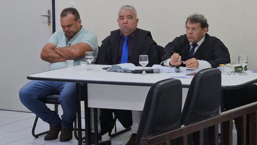 Imagem 1 - O comerciante George de Oliveira Nascimento, de 50 anos, foi levado a Julgamento Popular nesta terça-feira, 14, no Fórum Municipal de Apodi-RN. Ele havia sido denunciado pelo Ministério Público Estadual pelo assassinato do andarilho Gildomar Barbosa Nogueira, crime este ocorrido no dia 10 de dezembro de 2020, no Posto Apodi, na área urbana do município de Apodi. Imagem 1 - O comerciante George de Oliveira Nascimento, de 50 anos, foi levado a Julgamento Popular nesta terça-feira, 14, no Fórum Municipal de Apodi-RN. Ele havia sido denunciado pelo Ministério Público Estadual pelo assassinato do andarilho Gildomar Barbosa Nogueira, crime este ocorrido no dia 10 de dezembro de 2020, no Posto Apodi, na área urbana do município de Apodi.