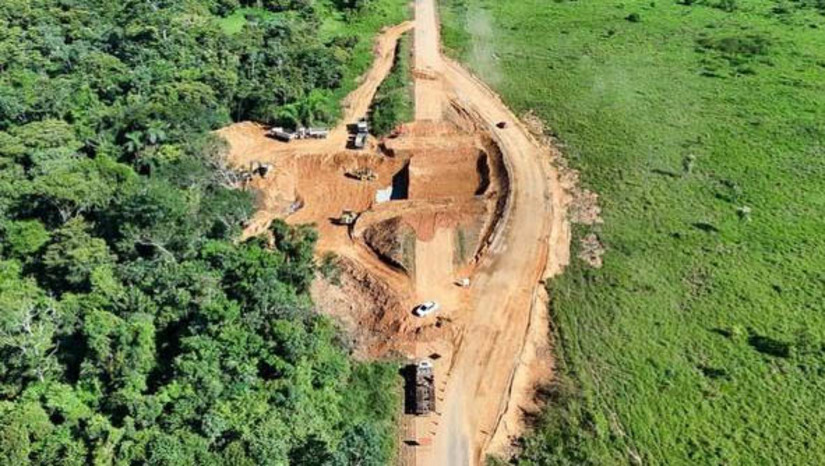 Imagem 1 -  Dnit diz que cronograma para entrega do desvio na BR-304 será revisto. Na semana passada o órgão havia informado que o trabalho seria concluído nesta quarta-feira (15). No entanto, nesta terça-feira (14), informou que está revendo o cronograma de conclusão da obra, “devido às condições climáticas”. Desta vez, o Dnit não chegou a informar uma nova data, apenas afirmou que espera concluir  o serviço “nos próximos dias”.