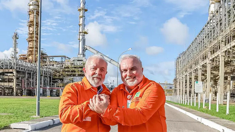 Imagem 1 - Além de Prates, estava na reunião com o presidente Lula o Ministro de Minas e Energia, Alexandre Silveira, e o ministro da Casa Civil, Rui Costa. A engenheira Magda Chambriard, ex-diretora da Agência Nacional do Petróleo e ex-funcionária da Petrobras por muitos anos, foi convida para substituir Prates e aceitou. Jean disse que respeita a decisão, mas afirmou que não pode deixar de dizer que o presidente foi levado a adotar a medida por uma intriga palaciana”. Imagem 1 - Além de Prates, estava na reunião com o presidente Lula o Ministro de Minas e Energia, Alexandre Silveira, e o ministro da Casa Civil, Rui Costa. A engenheira Magda Chambriard, ex-diretora da Agência Nacional do Petróleo e ex-funcionária da Petrobras por muitos anos, foi convida para substituir Prates e aceitou. Jean disse que respeita a decisão, mas afirmou que não pode deixar de dizer que o presidente foi levado a adotar a medida por uma intriga palaciana”.
