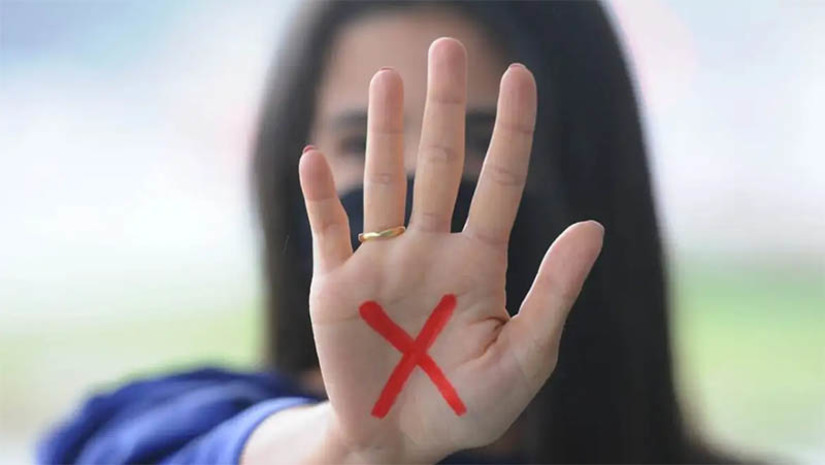 Imagem 1 - Comissão aprova monitoramento eletrônico como medida protetiva em casos de violência contra a mulher. O PL 2.748/2021, da Câmara dos Deputados, recebeu relatório favorável do senador Flávio Bolsonaro (PL-RJ) e segue para análise na Comissão de Constituição e Justiça (CCJ). O texto altera a Lei Maria da Penha (11.340/2006), prevendo que a mulher vítima de violência deverá ter acesso a dispositivo eletrônico que permita o imediato acionamento da autoridade policial em caso de ameaça. Imagem 1 - Comissão aprova monitoramento eletrônico como medida protetiva em casos de violência contra a mulher. O PL 2.748/2021, da Câmara dos Deputados, recebeu relatório favorável do senador Flávio Bolsonaro (PL-RJ) e segue para análise na Comissão de Constituição e Justiça (CCJ). O texto altera a Lei Maria da Penha (11.340/2006), prevendo que a mulher vítima de violência deverá ter acesso a dispositivo eletrônico que permita o imediato acionamento da autoridade policial em caso de ameaça.