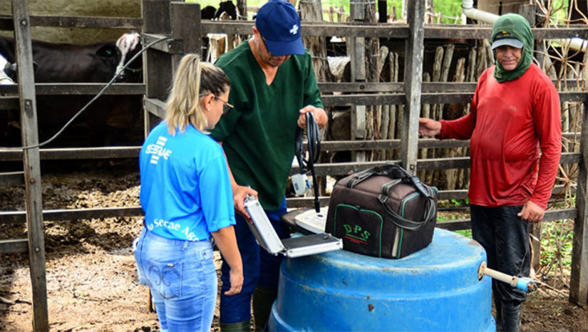 Imagem 1 - O programa tem parceria do Serviço Brasileiro de Apoio às Micro e Pequenas Empresas (Sebrae) e Fundação de Apoio à Educação e ao Desenvolvimento Tecnológico do Rio Grande do Norte (Funcern). A primeira etapa consistiu na avaliação reprodutiva das matrizes para planejamento das inseminações artificiais. A visita ao produtor é um diagnóstico de gestação com ultrassonografia para verificação das fêmeas vazias para serem utilizadas no projeto. Nesta segunda etapa, a equipe passará novamente nas propriedades que passou na primeira vez. Na sexta-feira, a ação estará na comunidade de Barrinha dos Néo e no Assentamento Santa Elza. O cronograma conta ainda com visitas a produtores no Sítio Carmo e Alto da Pelonha. Imagem 1 - O programa tem parceria do Serviço Brasileiro de Apoio às Micro e Pequenas Empresas (Sebrae) e Fundação de Apoio à Educação e ao Desenvolvimento Tecnológico do Rio Grande do Norte (Funcern). A primeira etapa consistiu na avaliação reprodutiva das matrizes para planejamento das inseminações artificiais. A visita ao produtor é um diagnóstico de gestação com ultrassonografia para verificação das fêmeas vazias para serem utilizadas no projeto. Nesta segunda etapa, a equipe passará novamente nas propriedades que passou na primeira vez. Na sexta-feira, a ação estará na comunidade de Barrinha dos Néo e no Assentamento Santa Elza. O cronograma conta ainda com visitas a produtores no Sítio Carmo e Alto da Pelonha.