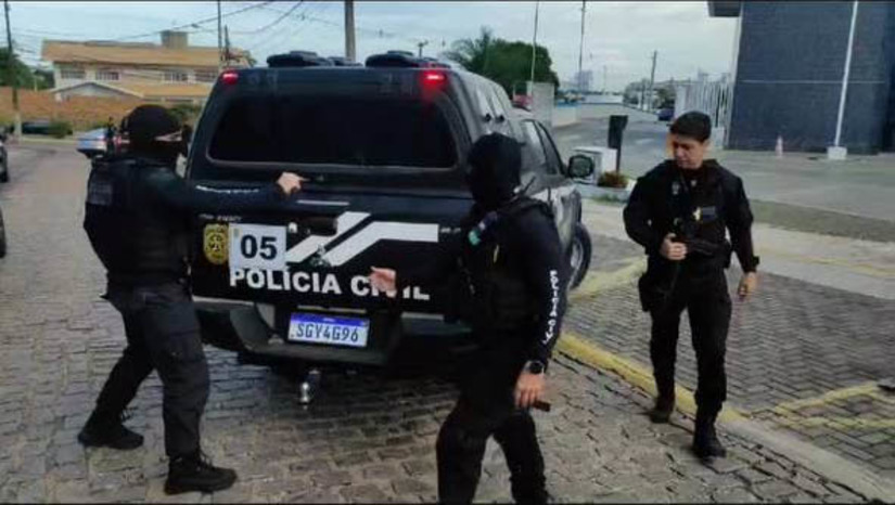 Imagem 1 - A "Operação Caronte" foi deflagrada na manhã desta quinta-feira (16), com o objetivo de desarticular um grupo de extermínio responsável por aproximadamente 41 homicídios, além de extorsão, tráfico de drogas e vendas de munições e armas ilegais. A ação aconteceu na Zona Norte de Natal e no município de Extremoz. Neste último, os policiais prenderam um dos integrantes do grupo, Alessandro Brito do Nascimento Filho, conhecido como "Mexicano", de 30 anos. Outras seis pessoas também foram presas e a polícia ainda apreendeu 20 quilos de cocaína, além de armas de fogo e centenas de munições. Imagem 1 - A "Operação Caronte" foi deflagrada na manhã desta quinta-feira (16), com o objetivo de desarticular um grupo de extermínio responsável por aproximadamente 41 homicídios, além de extorsão, tráfico de drogas e vendas de munições e armas ilegais. A ação aconteceu na Zona Norte de Natal e no município de Extremoz. Neste último, os policiais prenderam um dos integrantes do grupo, Alessandro Brito do Nascimento Filho, conhecido como "Mexicano", de 30 anos. Outras seis pessoas também foram presas e a polícia ainda apreendeu 20 quilos de cocaína, além de armas de fogo e centenas de munições.