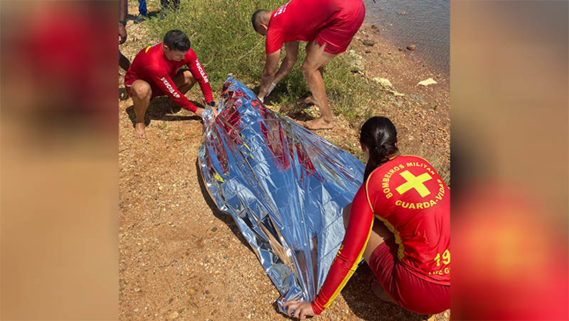 Imagem 1 -  A vítima, identificada como Jean Silva de Melo, de 41 anos, saiu para pescar, clandestinamente, na tarde de ontem (15), e não retornou para casa. A polícia foi acionada por um funcionário da salina, que foi procurado por familiares do desaparecido, informado sobre a pesca. O corpo foi encontrado na manhã desta quinta-feira (16). O corpo de Jean foi removido para exames na sede do Itep, em Mossoró, por meio dos quais será identificada a causa da morte.
