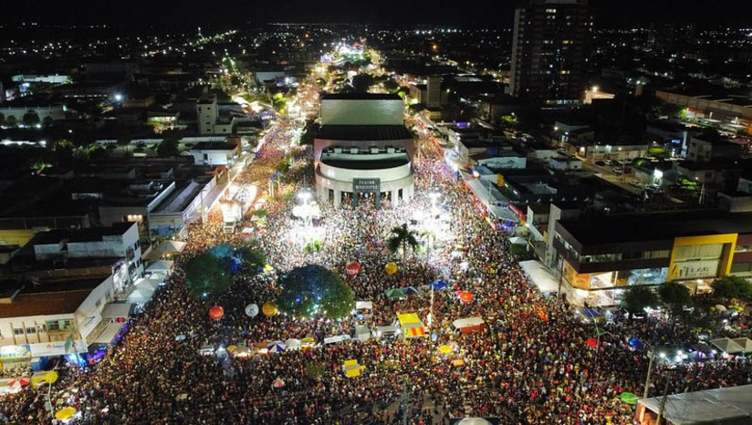 Imagem 1 - Garrafas de vidro e objetos cortantes não serão permitidos no perímetro do “Pingo da Mei Dia”. A prefeitura de Mossoró divulgou a informação sobre a proibição nesta quinta-feira (16). A medida visa prevenir acidentes e aumentar a proteção dos foliões durante o evento. Bebidas em latas e garrafas pet, acondicionadas em cooler ou bolsas térmicas estão liberadas. PMM também informou que, assim como na última edição, haverá pontos de entrada e revista do público, além do sistema de videomonitoramento. Imagem 1 - Garrafas de vidro e objetos cortantes não serão permitidos no perímetro do “Pingo da Mei Dia”. A prefeitura de Mossoró divulgou a informação sobre a proibição nesta quinta-feira (16). A medida visa prevenir acidentes e aumentar a proteção dos foliões durante o evento. Bebidas em latas e garrafas pet, acondicionadas em cooler ou bolsas térmicas estão liberadas. PMM também informou que, assim como na última edição, haverá pontos de entrada e revista do público, além do sistema de videomonitoramento.