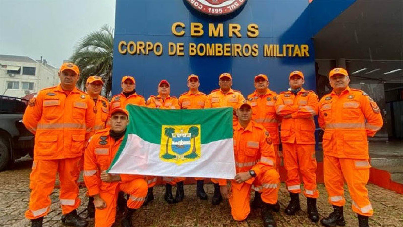 Imagem 1 - Bombeiros do RN chegam a Porto Alegre para missão de apoio ao estado gaúcho. O Rio Grande do Sul já registra 112 desaparecidos, 149 mortes, e 806 feridos devido aos grandes volumes de chuva que têm causado inundações em diversos municípios. Os onze bombeiros militares do RN, enviados para integrarem a força-tarefa humanitária no sul do país, foram designados pelo gabinete de gestão de crises do Conselho Nacional dos Corpos de Bombeiros Militares do Brasil (LIGABOM), para atuarem no município de Pelotas. Imagem 1 - Bombeiros do RN chegam a Porto Alegre para missão de apoio ao estado gaúcho. O Rio Grande do Sul já registra 112 desaparecidos, 149 mortes, e 806 feridos devido aos grandes volumes de chuva que têm causado inundações em diversos municípios. Os onze bombeiros militares do RN, enviados para integrarem a força-tarefa humanitária no sul do país, foram designados pelo gabinete de gestão de crises do Conselho Nacional dos Corpos de Bombeiros Militares do Brasil (LIGABOM), para atuarem no município de Pelotas.
