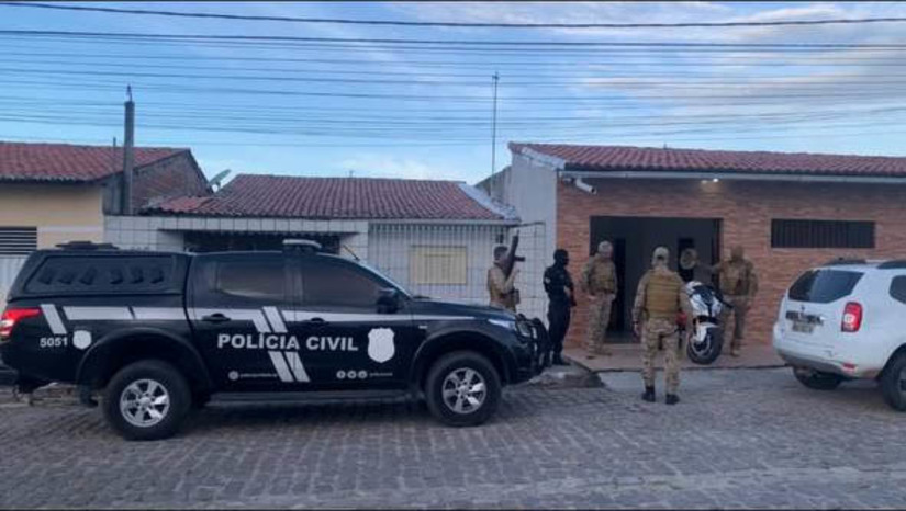 Imagem 1 - PM é preso por suspeita de ligação com grupo de extermínio atuante na grande Natal. Além do policial, outras seis pessoas foram presas no âmbito da "Operação Caronte", deflagrada nesta quinta-feira (16). Ao todo, 33 mandados de busca e apreensão e cinco mandados de prisão foram cumpridos em bairros da Zona Norte de Natal e no município de Extremoz. De acordo com a DHPP, as investigações apontaram para a existência de um grupo de extermínio na região, após os policiais notarem uma série de coincidências quanto aos crimes de homicídios ocorridos na cidade de Natal e em cidades da Região Metropolitana, como São Gonçalo do Amarante, Ceará-Mirim e Extremoz. Ao todo, o grupo teria sido responsável por 41 assassinados, em um período de apenas seis meses Imagem 1 - PM é preso por suspeita de ligação com grupo de extermínio atuante na grande Natal. Além do policial, outras seis pessoas foram presas no âmbito da "Operação Caronte", deflagrada nesta quinta-feira (16). Ao todo, 33 mandados de busca e apreensão e cinco mandados de prisão foram cumpridos em bairros da Zona Norte de Natal e no município de Extremoz. De acordo com a DHPP, as investigações apontaram para a existência de um grupo de extermínio na região, após os policiais notarem uma série de coincidências quanto aos crimes de homicídios ocorridos na cidade de Natal e em cidades da Região Metropolitana, como São Gonçalo do Amarante, Ceará-Mirim e Extremoz. Ao todo, o grupo teria sido responsável por 41 assassinados, em um período de apenas seis meses