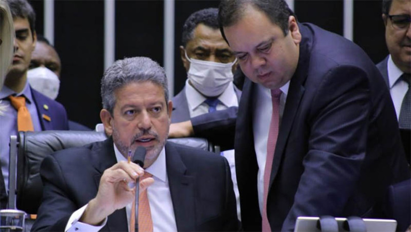 Imagem 1 -  [COLUNA ESPLANADA] O presidente da Câmara, Arthur Lira, passou o último fim de semana telefonando para deputados federais aliados e indecisos argumentando que é importante eleger em fevereiro Elmar Nascimento (União-BA) seu sucessor na Casa. Pelo menos três parlamentares consultados pela Coluna confirmaram. Mas há grande resistência a seu candidato, ainda, porque sabem que Lira tem poder hoje, não ano que vem – e o Governo Lula da Silva, que continua até 2026, terá a caneta na mão para liberar emendas parlamentares. Em suma, boa parte tem anunciado que espera uma “orientação” do Palácio para decidir em quem votar. Enquanto isso, os ministros de Lula correm para encontrar um nome para chamar de aliado de verdade. Podem ser Marcos Pereira (Rep-SP) ou Antonio Brito (PSD-BA).