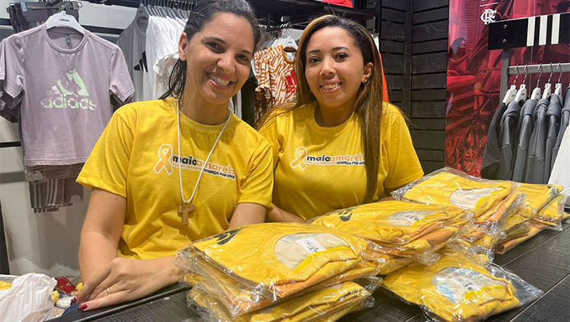 Imagem 1 - O passeio tem como objetivo alertar à população sobre a necessidade de um trânsito seguro. A entrega das camisetas aos participantes do Passeio Ciclístico Maio Amarelo, acontece na loja da Adidas no Partage Shopping Mossoró nesta sexta-feira (17) seguindo até as 22h do sábado (18). O evento acontecerá no domingo (19) e está sendo promovido pela Prefeitura de Mossoró, através da Secretaria de Segurança Pública, Defesa Civil, Mobilidade Urbana e Trânsito (SESDEM). A concentração está marcada para as 6h na avenida Rio Branco, ao lado do Teatro Dix-huit Rosado. Imagem 1 - O passeio tem como objetivo alertar à população sobre a necessidade de um trânsito seguro. A entrega das camisetas aos participantes do Passeio Ciclístico Maio Amarelo, acontece na loja da Adidas no Partage Shopping Mossoró nesta sexta-feira (17) seguindo até as 22h do sábado (18). O evento acontecerá no domingo (19) e está sendo promovido pela Prefeitura de Mossoró, através da Secretaria de Segurança Pública, Defesa Civil, Mobilidade Urbana e Trânsito (SESDEM). A concentração está marcada para as 6h na avenida Rio Branco, ao lado do Teatro Dix-huit Rosado.
