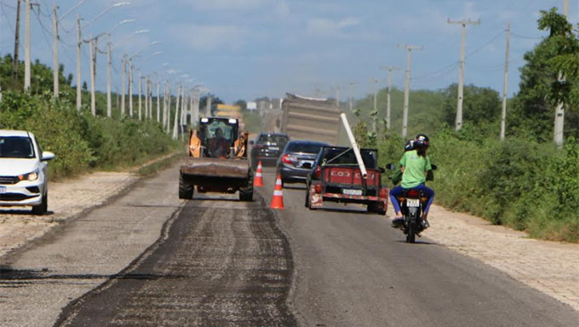 Imagem 1 -  Na próxima semana, segundo a diretora do DER, Natécia Nunes, terá início a obra do trecho do entroncamento da BR 304 a Baraúna (RN 015). O Lote 1 do Programa de Restauração de Rodovias Estaduais alcança também os 41 km da RN 177, entre Pau dos Ferros e São Miguel, no Alto Oeste do Rio Grande do Norte, e também o trecho de via litorânea entre Grossos e Tibau-RN, na Costa Branca. O investimento nestes trechos é de R$ 134 milhões. Foto: Carlos Costa.