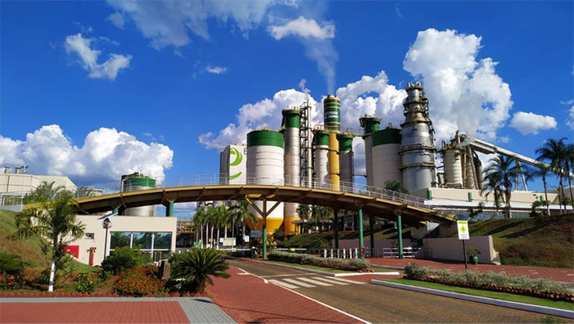 Imagem 1 -  [COLUNA ESPLANADA] A concorrência dentro da Eldorado Brasil Celulose ganhou novos contornos. Além de tentar barrar a construção de nova linha de produção da Eldorado, a sino-indonésia Paper Excellence quer usar o lucro da empresa de celulose – por meio de seus dividendos – para construir fábrica concorrente em Montes Claros. A Paper negocia com o Governo de Minas projeto de mesmo porte do plano de expansão da Eldorado: 2,5 milhões de toneladas anuais. Os indonésios já conseguiram benefícios fiscais do Estado e mapeamento de terras disponíveis. A Paper e a J&F Investimentos, sua sócia brasileira, disputam 100% da Eldorado na Justiça e, por ora, a estrangeira tem 49,4% das ações. A J&F havia proposto a expansão da Eldorado para Três Lagoas (MS), com geração de 10 mil empregos na região, mas a Paper tenta impedir que a empresa acumule caixa para o projeto e agora busca projeto similar em Minas.