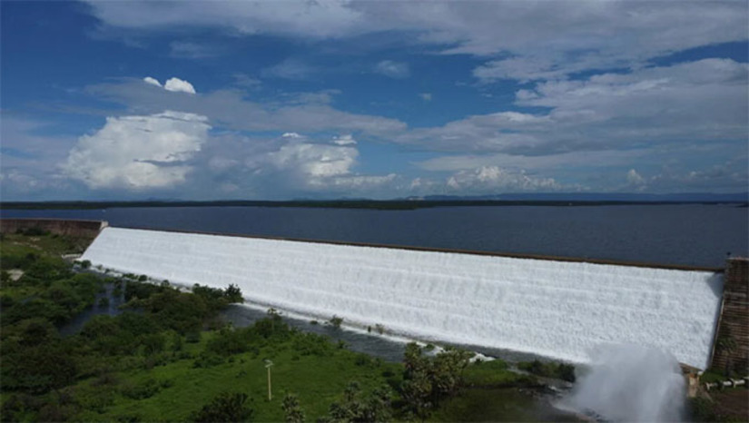 Imagem 1 - O Relatório dos Volumes dos Principais Reservatórios do RN, divulgado nesta segunda-feira, 20 de maio, indica que a barragem Umari, localizada em Upanema, atingiu 100% da sua capacidade. Umari é o terceiro maior reservatório do RN, com capacidade para 292.813.650 m³. No ano passado o manancial teve sua sangria registrada no dia 09 de abril. A água vertida pelo sangradouro percorre o rio do Carmo, que se encontra com o Rio Mossoró e deságua no mar em Areia Branca. Imagem 1 - O Relatório dos Volumes dos Principais Reservatórios do RN, divulgado nesta segunda-feira, 20 de maio, indica que a barragem Umari, localizada em Upanema, atingiu 100% da sua capacidade. Umari é o terceiro maior reservatório do RN, com capacidade para 292.813.650 m³. No ano passado o manancial teve sua sangria registrada no dia 09 de abril. A água vertida pelo sangradouro percorre o rio do Carmo, que se encontra com o Rio Mossoró e deságua no mar em Areia Branca.