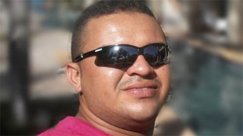 Imagem 1 - Criminosos mandam homem descer de caminhão e o executam a tiros em Porto do Mangue. O crime aconteceu na manhã desta segunda-feira (20). A vítima foi identificada como Magaivery Ferreira de Morais, de 34 anos, natural de Mossoró. De acordo com o delegado Raphael Laboissière, a vítima seguia para o trabalho, em Porto do Mangue, acompanhada de outras três pessoas, quando o veículo foi interceptado. Os suspeitos, todos encapuzados, teriam ordenado que os trabalhadores deitassem no chão e, em seguida, executaram Magaiver. Nenhuma outra pessoa foi ferida. A polícia civil vai investigar o crime. Imagem 1 - Criminosos mandam homem descer de caminhão e o executam a tiros em Porto do Mangue. O crime aconteceu na manhã desta segunda-feira (20). A vítima foi identificada como Magaivery Ferreira de Morais, de 34 anos, natural de Mossoró. De acordo com o delegado Raphael Laboissière, a vítima seguia para o trabalho, em Porto do Mangue, acompanhada de outras três pessoas, quando o veículo foi interceptado. Os suspeitos, todos encapuzados, teriam ordenado que os trabalhadores deitassem no chão e, em seguida, executaram Magaiver. Nenhuma outra pessoa foi ferida. A polícia civil vai investigar o crime.
