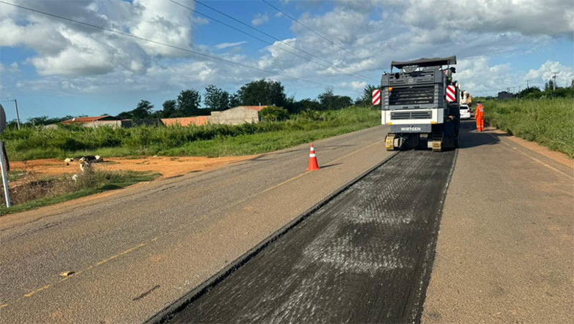 Imagem 1 - Governo do RN inicia recuperação de trechos das RNs 015 e 177. As obras foram iniciadas nesta segunda-feira (20). O trecho da RN-015 que será recuperado compreende 44 quilômetros, entre Mossoró e Baraúna. Além deste, o DER prevê a recuperação de 41 quilômetros da RN-177, entre Pau dos Ferros e São Miguel. No sábado (18), o programa de restauração foi iniciado pela RN-117, no trecho entre Mossoró e Governador Dix-sept Rosado. Imagem 1 - Governo do RN inicia recuperação de trechos das RNs 015 e 177. As obras foram iniciadas nesta segunda-feira (20). O trecho da RN-015 que será recuperado compreende 44 quilômetros, entre Mossoró e Baraúna. Além deste, o DER prevê a recuperação de 41 quilômetros da RN-177, entre Pau dos Ferros e São Miguel. No sábado (18), o programa de restauração foi iniciado pela RN-117, no trecho entre Mossoró e Governador Dix-sept Rosado.