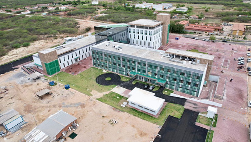 Imagem 1 -  Os 230 novos profissionais médicos clínicos e especialistas, serão convocados por meio de prestação de serviço de plantão, para atuar nos hospitais da Mulher Parteira Maria Correia e da Polícia Militar. A medida aumenta a prestação de serviços à população de todo o Oeste Potiguar, fará com o que o Hospital da Mulher passe a funcionar plenamente 24h/dia e, por fim, proporciona a aceleração dos serviços de reforma e ampliação do Hospital Regional Tarcísio de Vasconcelos Maia, que está recebendo um investimento de R$ 10 milhões. Parte dos serviços do Tarcísio Maia serão transferidos e divididos entre os hospitais da PM e da Mulher a partir do andamento das ampliações de capacidade nos outros hospitais.