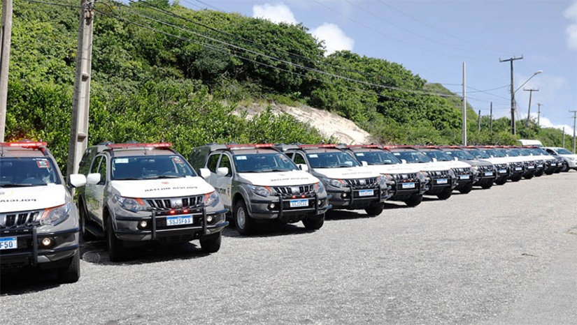 Imagem 1 - Polícia militar e bombeiros do RN recebem 75 novas caminhonetes 4×4. A entrega dos veículos aconteceu na manhã desta terça-feira (21), durante a abertura do I Encontro Nacional do Programa de Compras Eficientes para o Sistema Único de Segurança Pública (SUSP). O evento, que está sendo sediado no RN, seguirá até a próxima quinta-feira (23). Os veículos entregues hoje são caminhonetes modelo L-200, 4×4, diesel, equipadas com celas. O investimento é de R$ 23,5 milhões, parte dos R$ 100 milhões anunciados pelo MJSP, pelo então ministro Flávio Dino, em março de 2023. Imagem 1 - Polícia militar e bombeiros do RN recebem 75 novas caminhonetes 4×4. A entrega dos veículos aconteceu na manhã desta terça-feira (21), durante a abertura do I Encontro Nacional do Programa de Compras Eficientes para o Sistema Único de Segurança Pública (SUSP). O evento, que está sendo sediado no RN, seguirá até a próxima quinta-feira (23). Os veículos entregues hoje são caminhonetes modelo L-200, 4×4, diesel, equipadas com celas. O investimento é de R$ 23,5 milhões, parte dos R$ 100 milhões anunciados pelo MJSP, pelo então ministro Flávio Dino, em março de 2023.