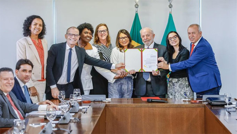 Imagem 1 - O Projeto de Lei nº 1.822, de 2019 garante sigilo do nome da vítima em processos que apuram crimes de violência doméstica e familiar contra a mulher. O novo texto altera a Lei Maria da Penha para assegurar maior proteção à vítima e preservar a sua integridade física, mental e psicológica. Com a nova lei, o sigilo do nome da vítima servirá para protegê-la da revitimização. Isso permite que ela possa buscar justiça e iniciar o processo de recuperação sem ter que se preocupar com a exposição pública de sua vida privada. Imagem 1 - O Projeto de Lei nº 1.822, de 2019 garante sigilo do nome da vítima em processos que apuram crimes de violência doméstica e familiar contra a mulher. O novo texto altera a Lei Maria da Penha para assegurar maior proteção à vítima e preservar a sua integridade física, mental e psicológica. Com a nova lei, o sigilo do nome da vítima servirá para protegê-la da revitimização. Isso permite que ela possa buscar justiça e iniciar o processo de recuperação sem ter que se preocupar com a exposição pública de sua vida privada.