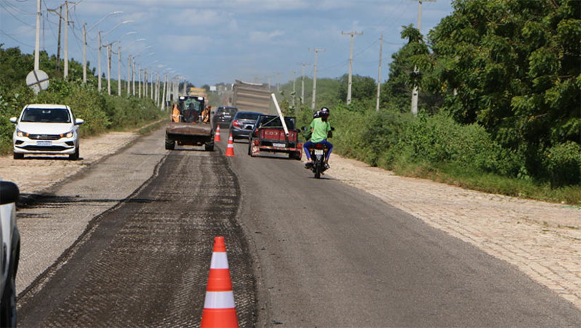 Imagem 1 - Operários realizam serviço de fresagem, primeira etapa do processo de recuperação das rodovias do RN. O trabalho foi iniciado com três frentes simultâneas e a quarta prevista para a próxima semana. No momento, está sendo realizada a primeira etapa do processo de recuperação do piso nos trechos danificados e, posteriormente, será realizada a pavimentação e sinalização do percurso. O secretário de Estado de Infraestrutura, Gustavo Coelho, informou que a previsão é de que as obras dos 33 trechos rodoviários da primeira etapa sejam finalizadas até dezembro. Imagem 1 - Operários realizam serviço de fresagem, primeira etapa do processo de recuperação das rodovias do RN. O trabalho foi iniciado com três frentes simultâneas e a quarta prevista para a próxima semana. No momento, está sendo realizada a primeira etapa do processo de recuperação do piso nos trechos danificados e, posteriormente, será realizada a pavimentação e sinalização do percurso. O secretário de Estado de Infraestrutura, Gustavo Coelho, informou que a previsão é de que as obras dos 33 trechos rodoviários da primeira etapa sejam finalizadas até dezembro.