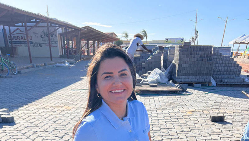 Imagem 1 -  Obras do calçadão da “Pedra do Chapéu” devem ser concluídas até o final de junho. O local está recebendo 3,5 mil m² de piso intertravado, a partir de investimentos do Programa Avança Tibau (PAT). A expectativa é que até o final de junho a instalação da pavimentação, que compreende passeio e estacionamento, esteja concluída, beneficiando diretamente moradores da cidade, comerciantes da região e os turistas. “Muito feliz em ser a primeira prefeita a calçar as ruas de Tibau com esse material de qualidade, moderno e sustentável”, disse a prefeita Lidiane Marques.