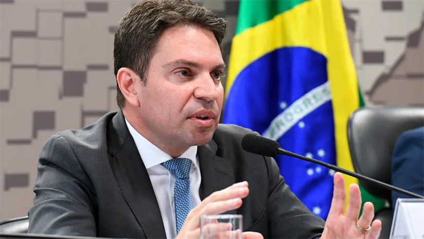 Imagem 1 -  [COLUNA ESPLANADA] O clã Bolsonaro aposta todas as fichas em Alexandre Ramagem para tentar tirar Eduardo Paes da prefeitura do Rio de Janeiro. O atual prefeito vai tentar seu 4º mandato. Ex-chefe da Abin no Governo passado e eleito deputado federal pelo PL, Ramagem terá o apoio do governador Claudio Castro e deve aparecer nas urnas como “Delegado Ramagem”, ou “Ramagem do Bolsonaro”. Pesquisas ainda vão mostrar o melhor nome de guerra (eleitoral). Marqueteiros apostam para o clã que vai apadrinhá-lo que a cidade precisa de um Xerife.