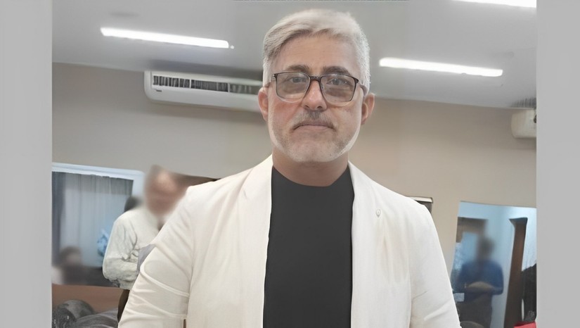 Imagem 1 - Claudio do Sal é assassinado a tiros dentro de casa no bairro Boa Vista, em Mossoró. O crime aconteceu no início da tarde desta quinta-feira (23), na rua Padre Elesbão. A vítima foi identificada como Cláudio Zacarias. De acordo com o delegado Caio Fábio, da DHPP, o homem estava fazendo uma mudança da parte superior para a parte inferior do imóvel, onde também funciona uma peixaria de sua família, quando foi surpreendido pelo atirador. O delegado informou que ainda não é possível identificar quantas pessoas participaram do crime. A motivação também é desconhecida e será investigada pela polícia civil. Imagem 1 - Claudio do Sal é assassinado a tiros dentro de casa no bairro Boa Vista, em Mossoró. O crime aconteceu no início da tarde desta quinta-feira (23), na rua Padre Elesbão. A vítima foi identificada como Cláudio Zacarias. De acordo com o delegado Caio Fábio, da DHPP, o homem estava fazendo uma mudança da parte superior para a parte inferior do imóvel, onde também funciona uma peixaria de sua família, quando foi surpreendido pelo atirador. O delegado informou que ainda não é possível identificar quantas pessoas participaram do crime. A motivação também é desconhecida e será investigada pela polícia civil.