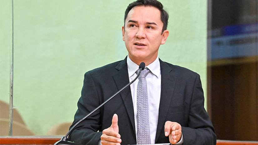 Imagem 1 -  O parlamentar se referiu à criação, pelo Estado, do Marco Legal do Meio Ambiente, justificando que a legislação em vigor foi atualizada há 20 anos.  “Estamos vivendo uma nova era do desenvolvimento sustentável em todo o mundo”, afirmou Neilton, ressaltando que a legislação de 2004, em vigor hoje, não contempla projetos de energia eólica, de energia solar, e de hidrogênio verde. “Nossa legislação carece de atualização”, reforçou o parlamentar, que vem discutindo o tema com órgãos ambientais do Rio Grande do Norte.